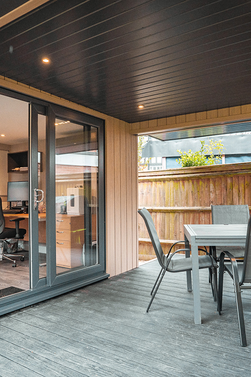 Insulated garden music room with contemporary design