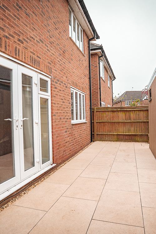 Insulated garden music room with contemporary design